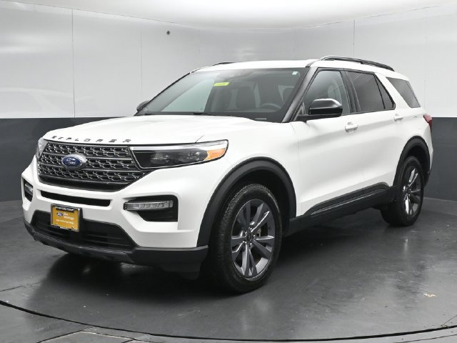 Certified 2024 Ford Explorer XLT w/ Equipment Group 202A AWD/4WD image 3
