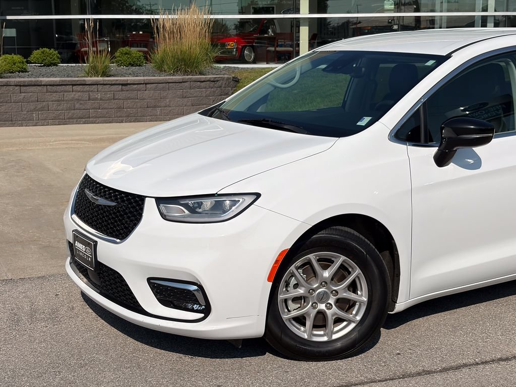 Used 2024 Chrysler Pacifica Touring-L FWD image 2