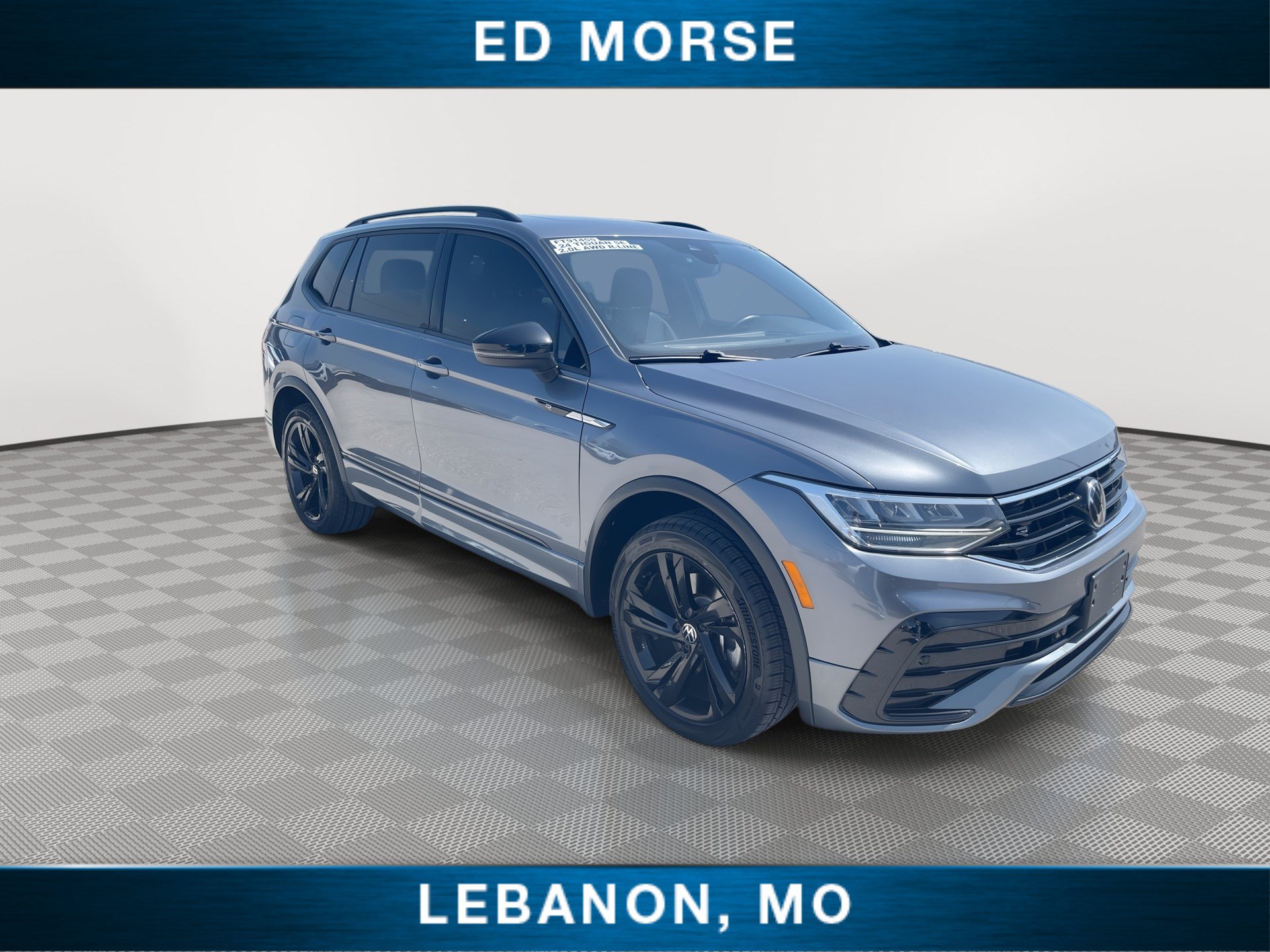 Used 2024 Volkswagen Tiguan SE R-Line AWD/4WD image 2