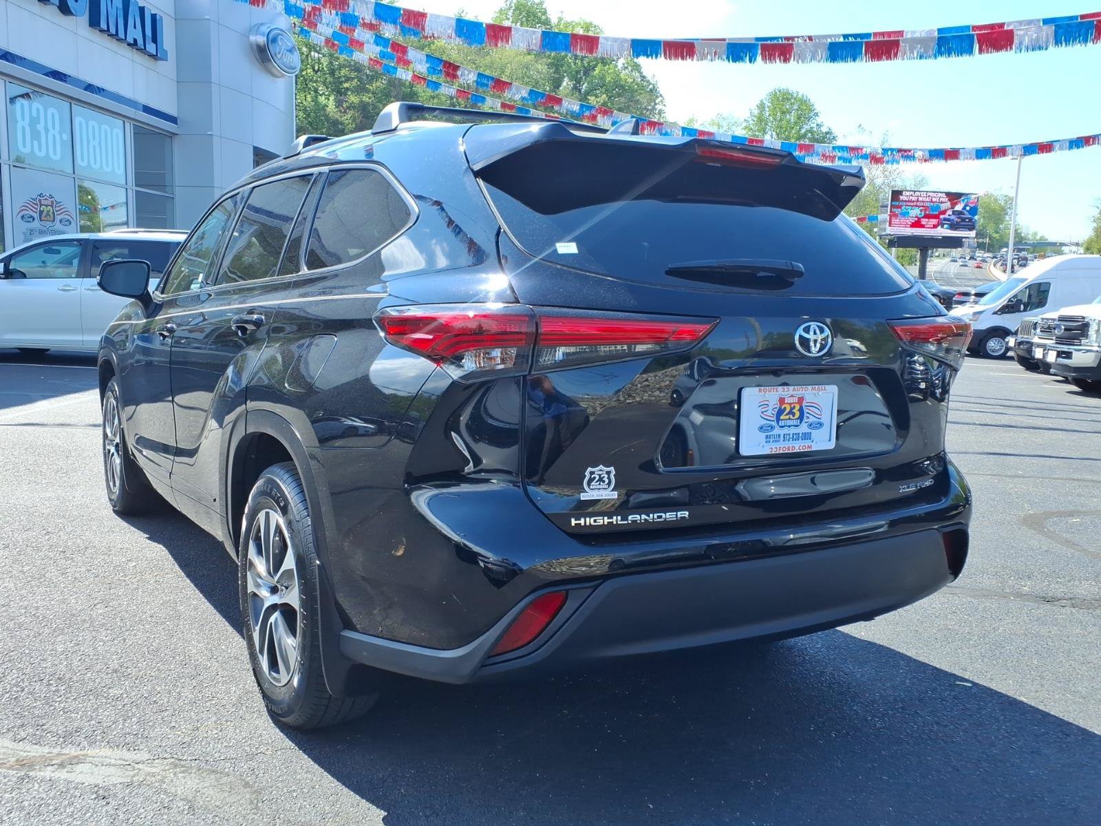 Used 2021 Toyota Highlander XLE AWD/4WD image 6