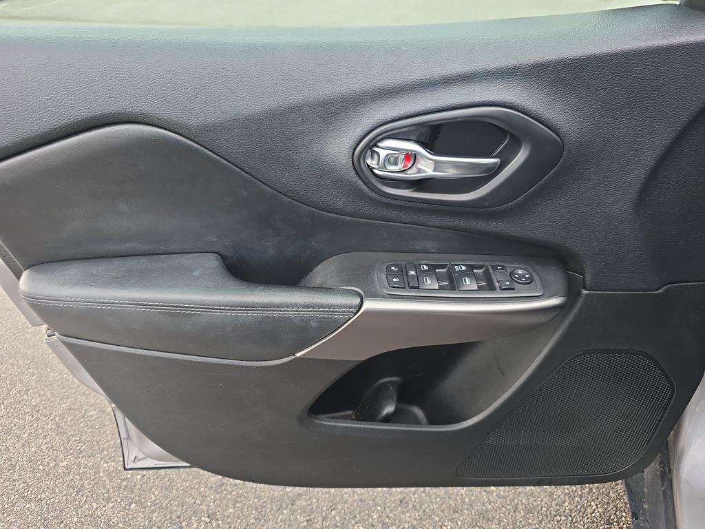 Used 2019 Jeep Cherokee Latitude w/ Popular Appearance Group FWD image 17