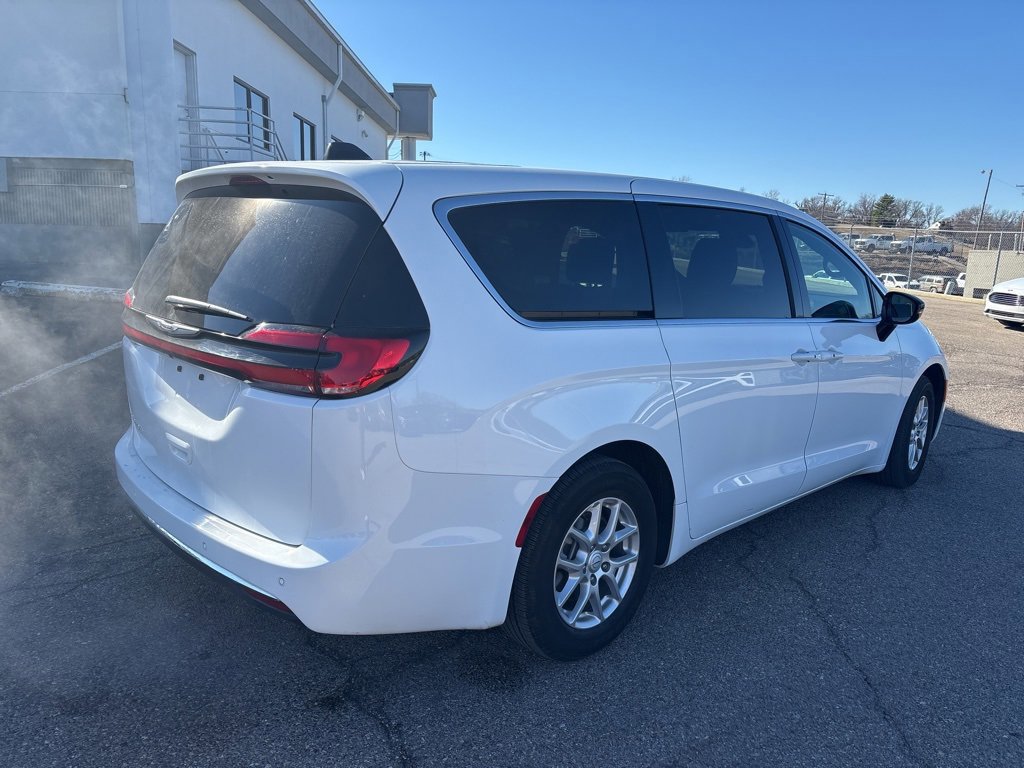 Used 2025 Chrysler Pacifica Select image 4