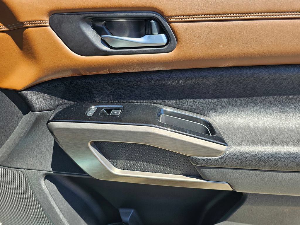 Used 2022 Nissan Pathfinder Platinum w/ Cargo Package FWD image 9