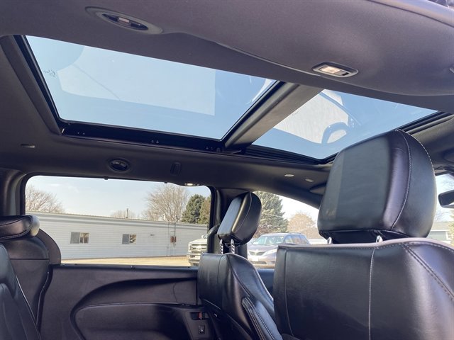 Used 2025 Chrysler Pacifica Limited image 14