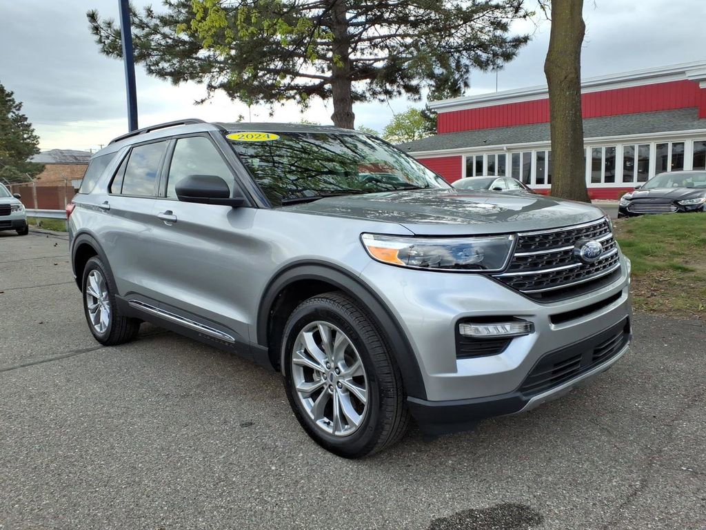 Certified 2024 Ford Explorer XLT w/ Equipment Group 202A AWD/4WD image 4