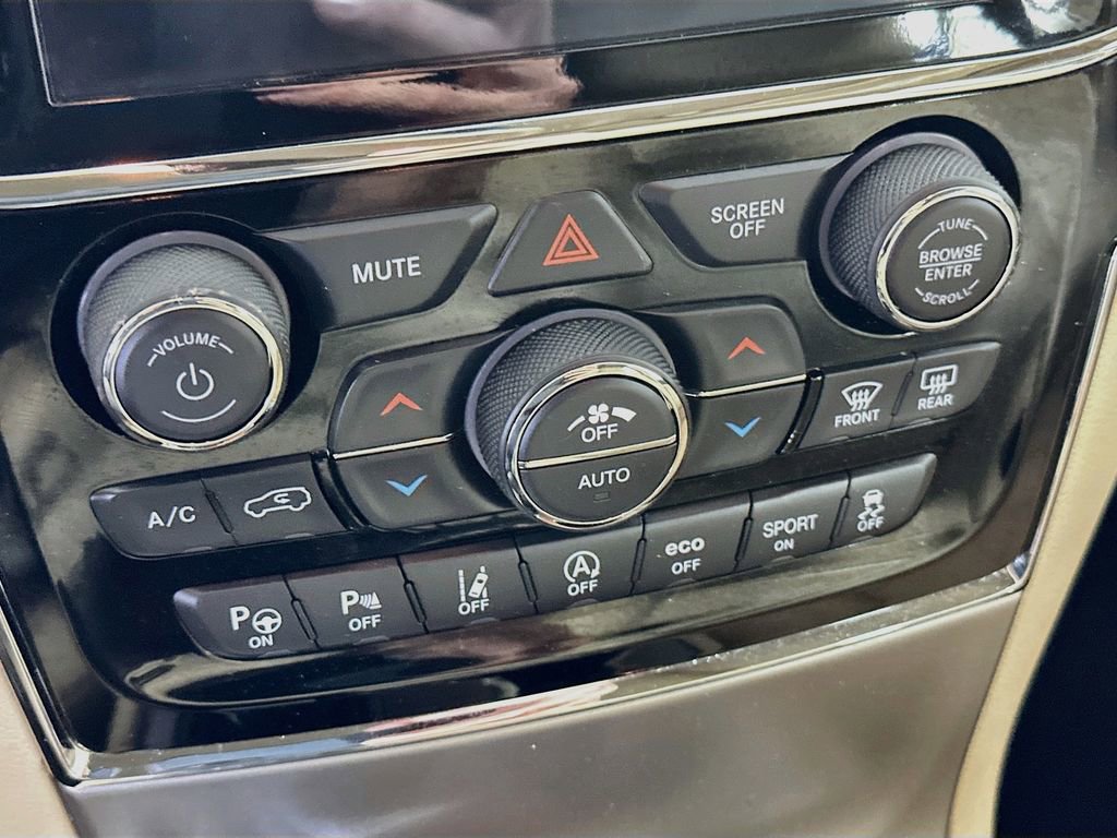 Used 2020 Jeep Grand Cherokee Limited w/ Luxury Group II AWD/4WD image 16