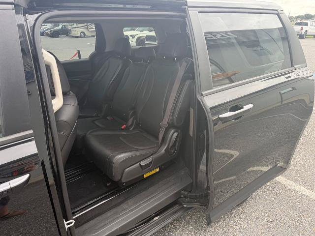 Used 2025 Kia Carnival FWD image 11