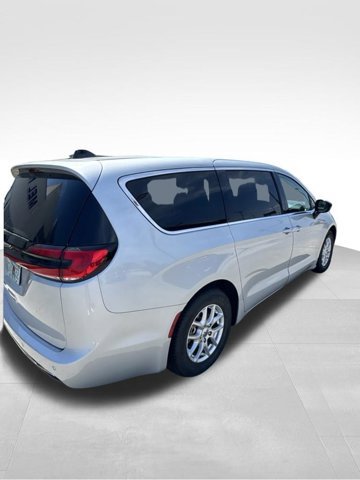 Used 2024 Chrysler Pacifica Touring-L FWD image 6