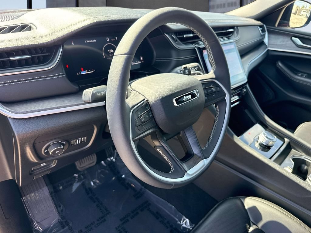 Used 2025 Jeep Grand Cherokee Limited w/ Luxury Tech Group II RWD image 31