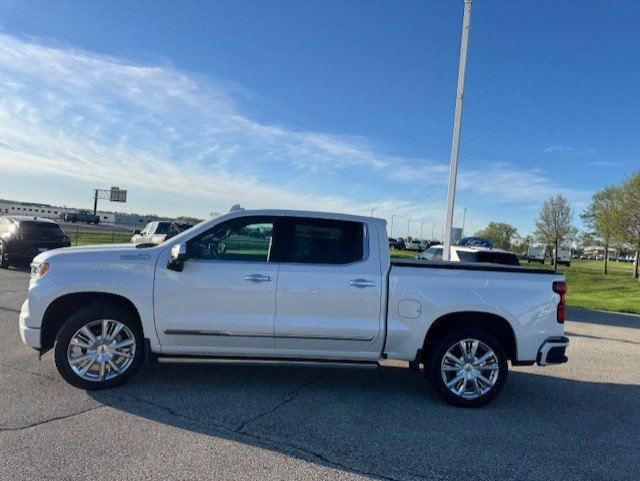 Used 2022 Chevrolet Silverado 1500 High Country w/ High Country Premium Package AWD/4WD image 2