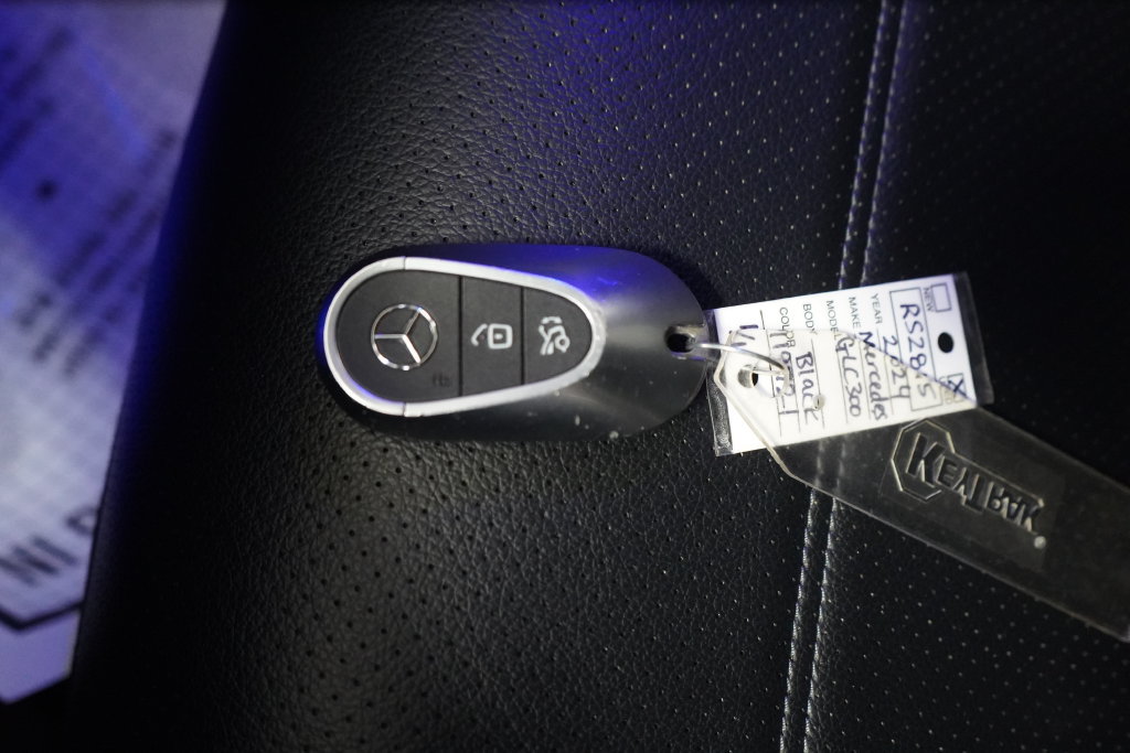 Used 2024 Mercedes-Benz GLC 300 4MATIC image 40
