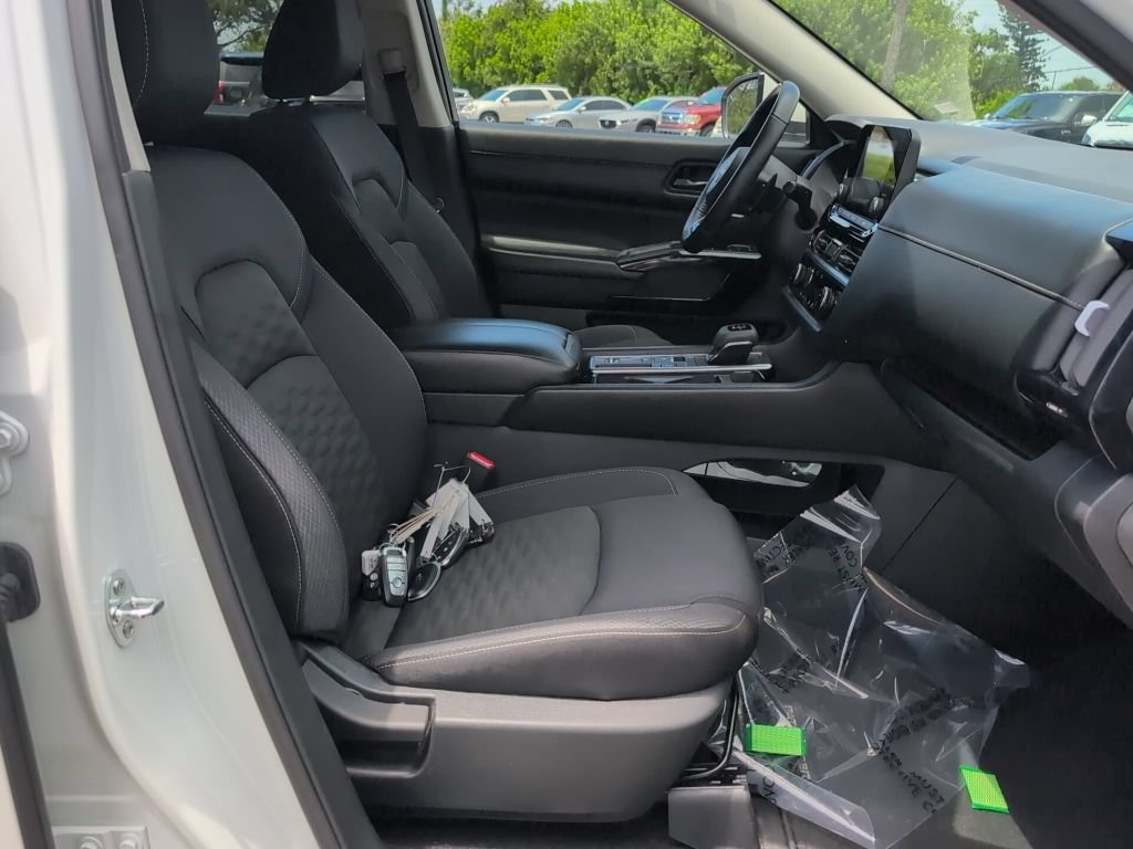 Used 2024 Nissan Pathfinder SV FWD image 13