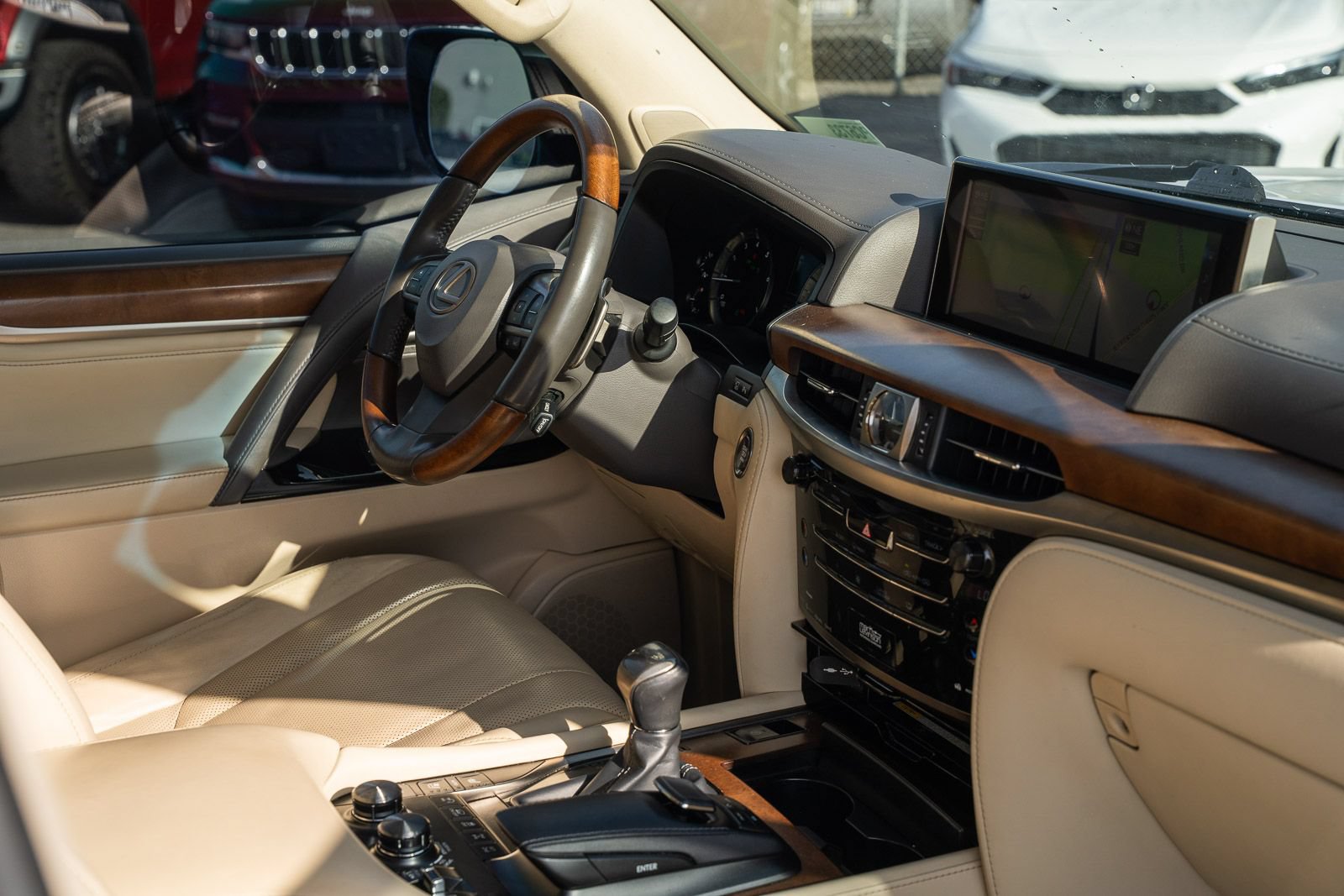 Used 2020 Lexus LX 570 4WD w/ Luxury Package image 16