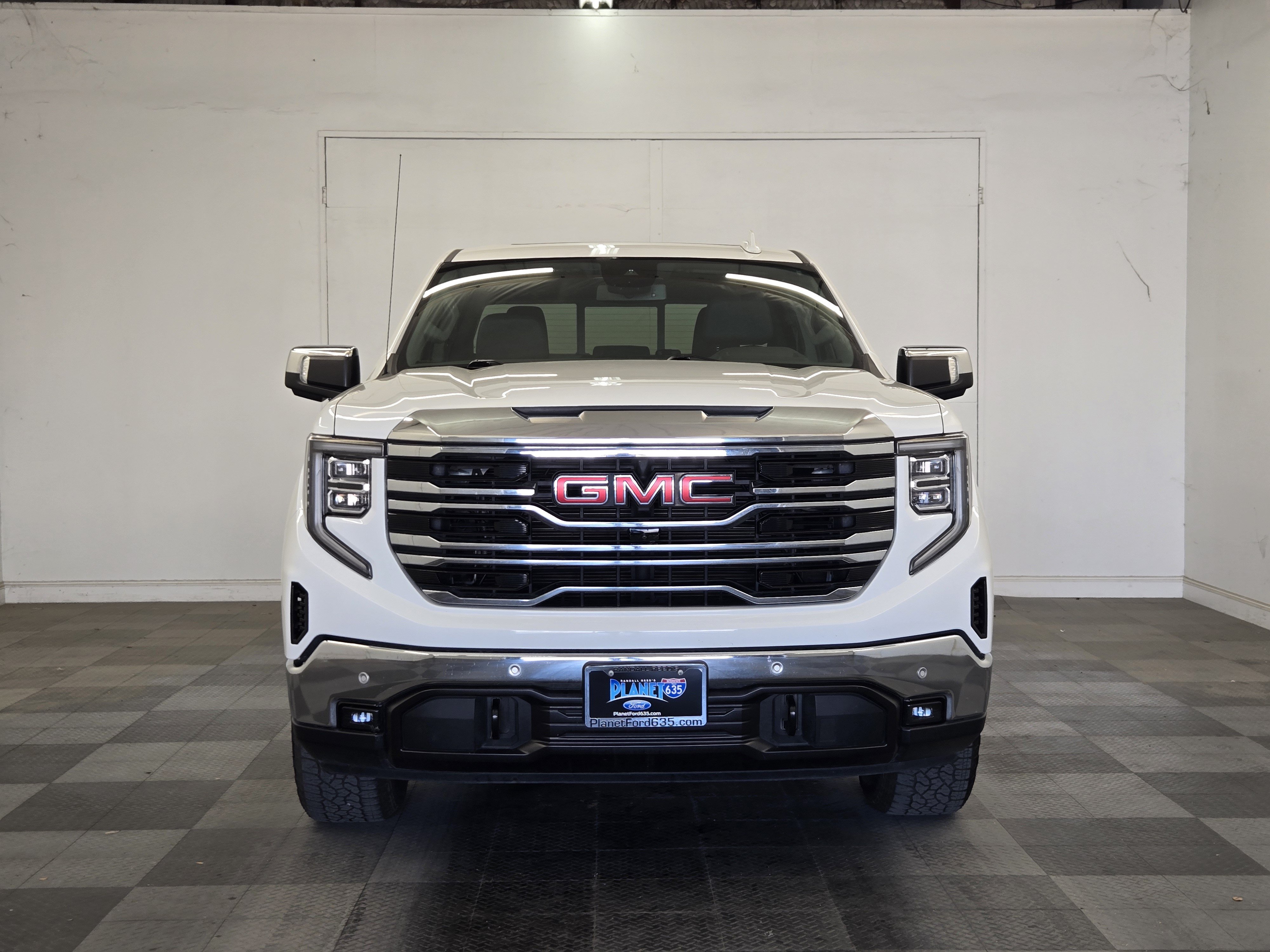 Used 2025 GMC Sierra 1500 SLT AWD/4WD image 3