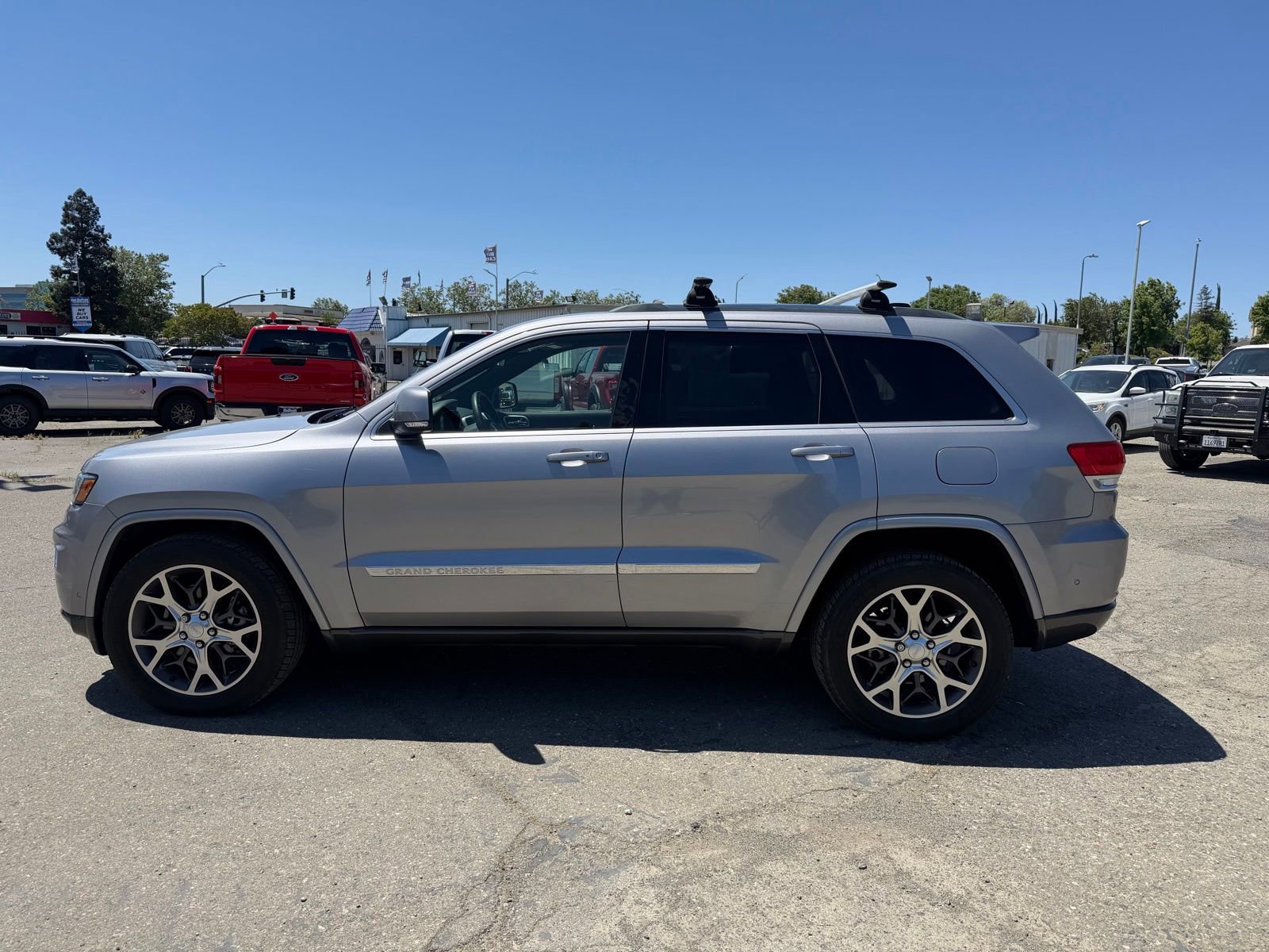 Used 2018 Jeep Grand Cherokee Limited AWD/4WD image 2