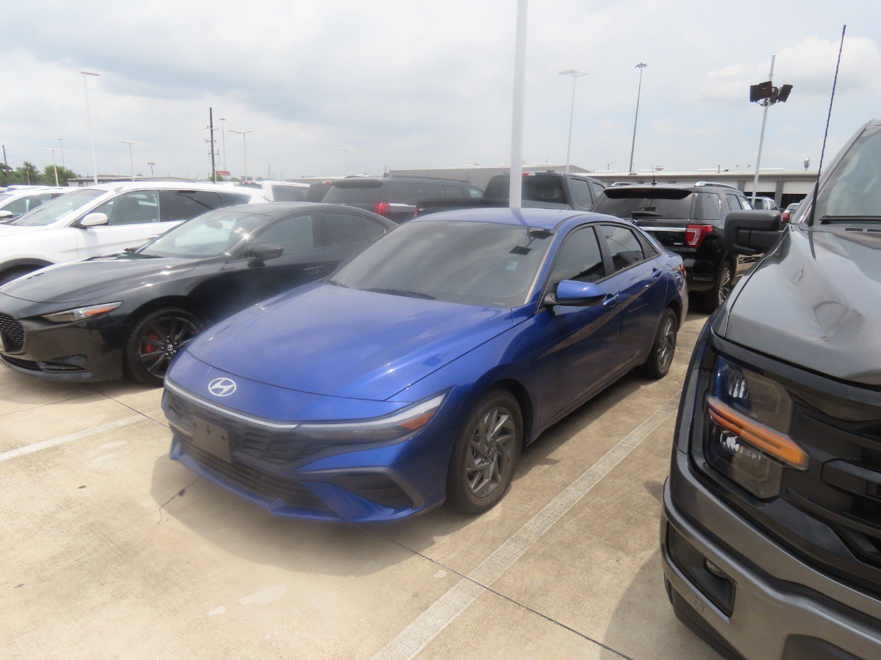 Used 2024 Hyundai Elantra SEL FWD image 2