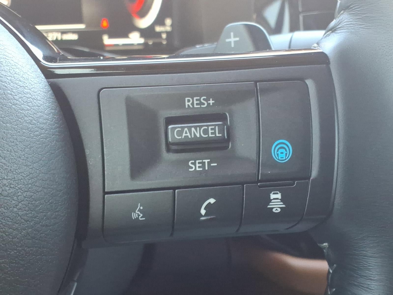 Used 2024 Nissan Pathfinder Platinum w/ Black Appearance Package FWD image 25