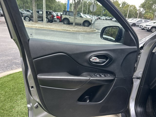 Used 2019 Jeep Cherokee Trailhawk AWD/4WD image 10
