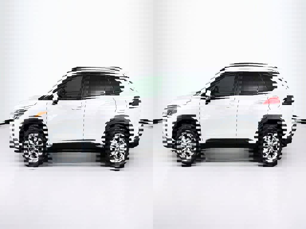 Used 2022 Toyota Corolla Cross LE image 2