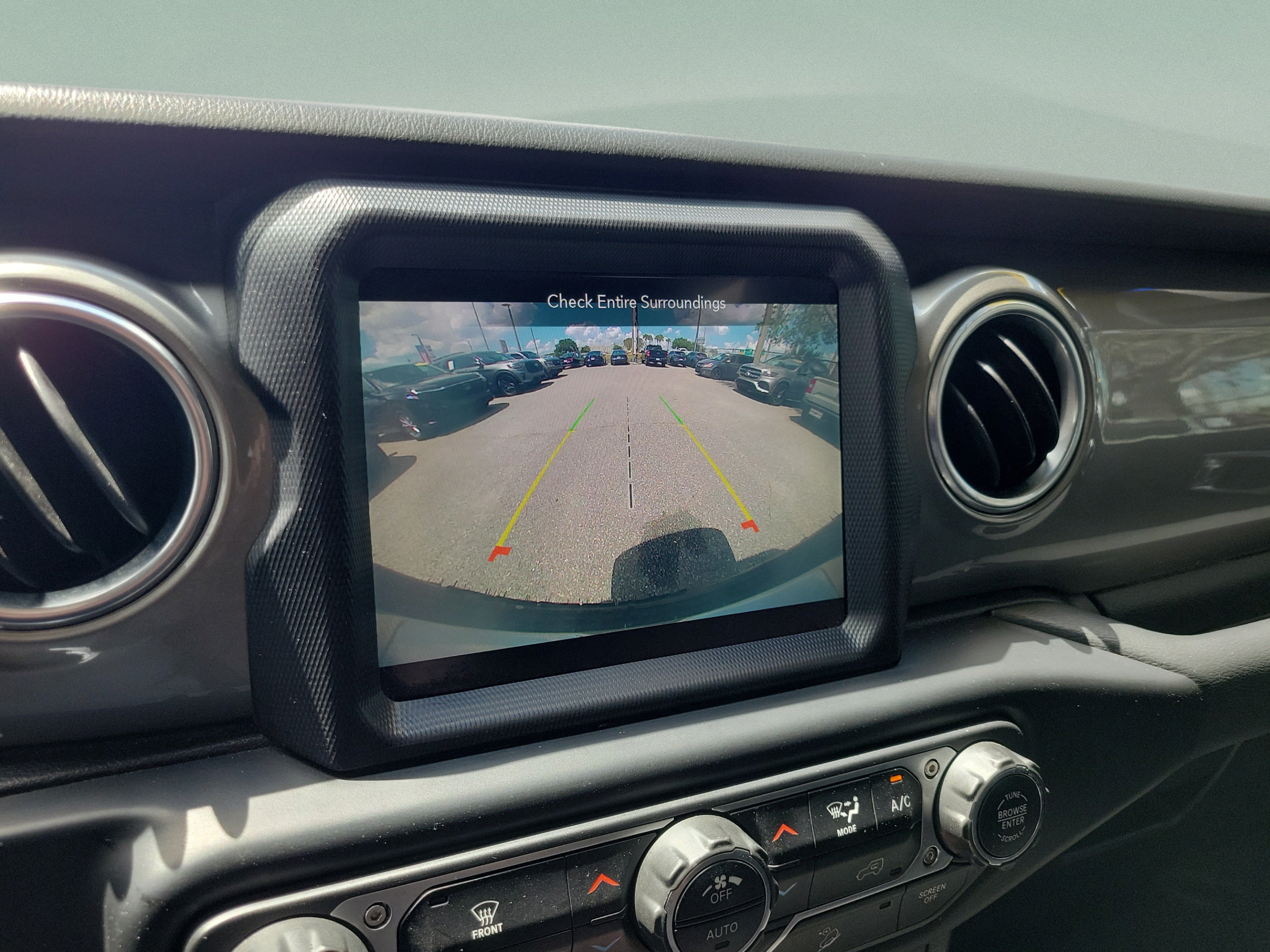 Used 2020 Jeep Wrangler Unlimited Sahara w/ Uconnect 4C Nav & Sound Group AWD/4WD image 28
