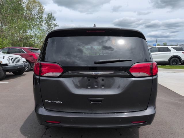 Used 2017 Chrysler Pacifica Touring w/ Tire & Wheel Group FWD image 6