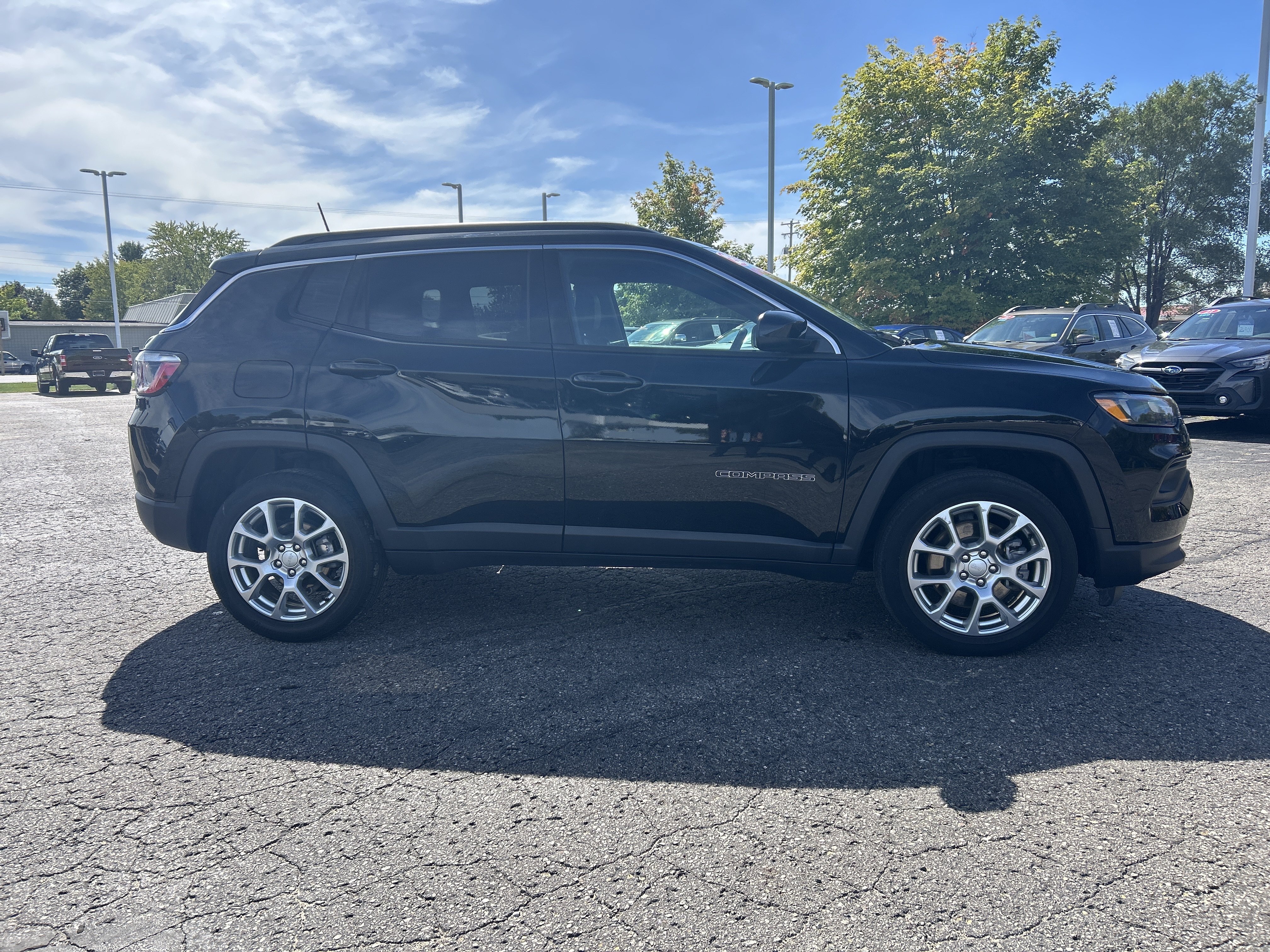 Used 2023 Jeep Compass Latitude AWD/4WD image 2