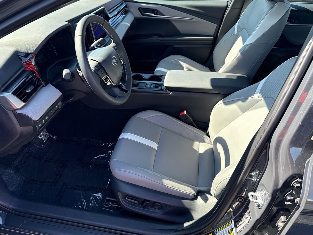 Used 2025 Toyota Camry SE AWD/4WD image 9