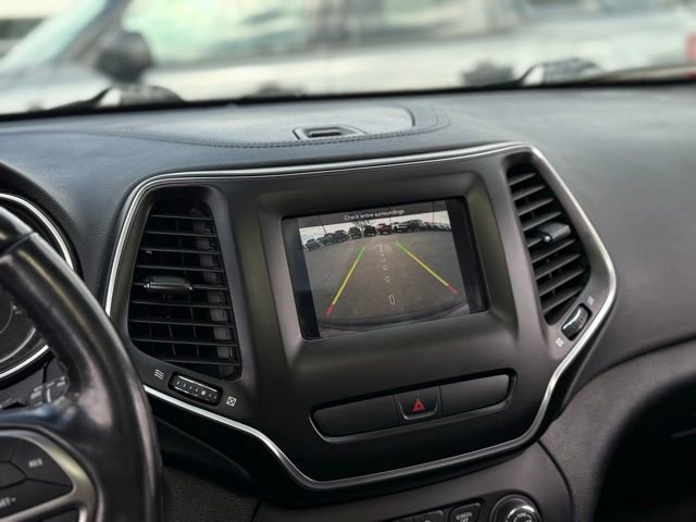 Used 2020 Jeep Cherokee Latitude w/ Cold Weather Group AWD/4WD image 3