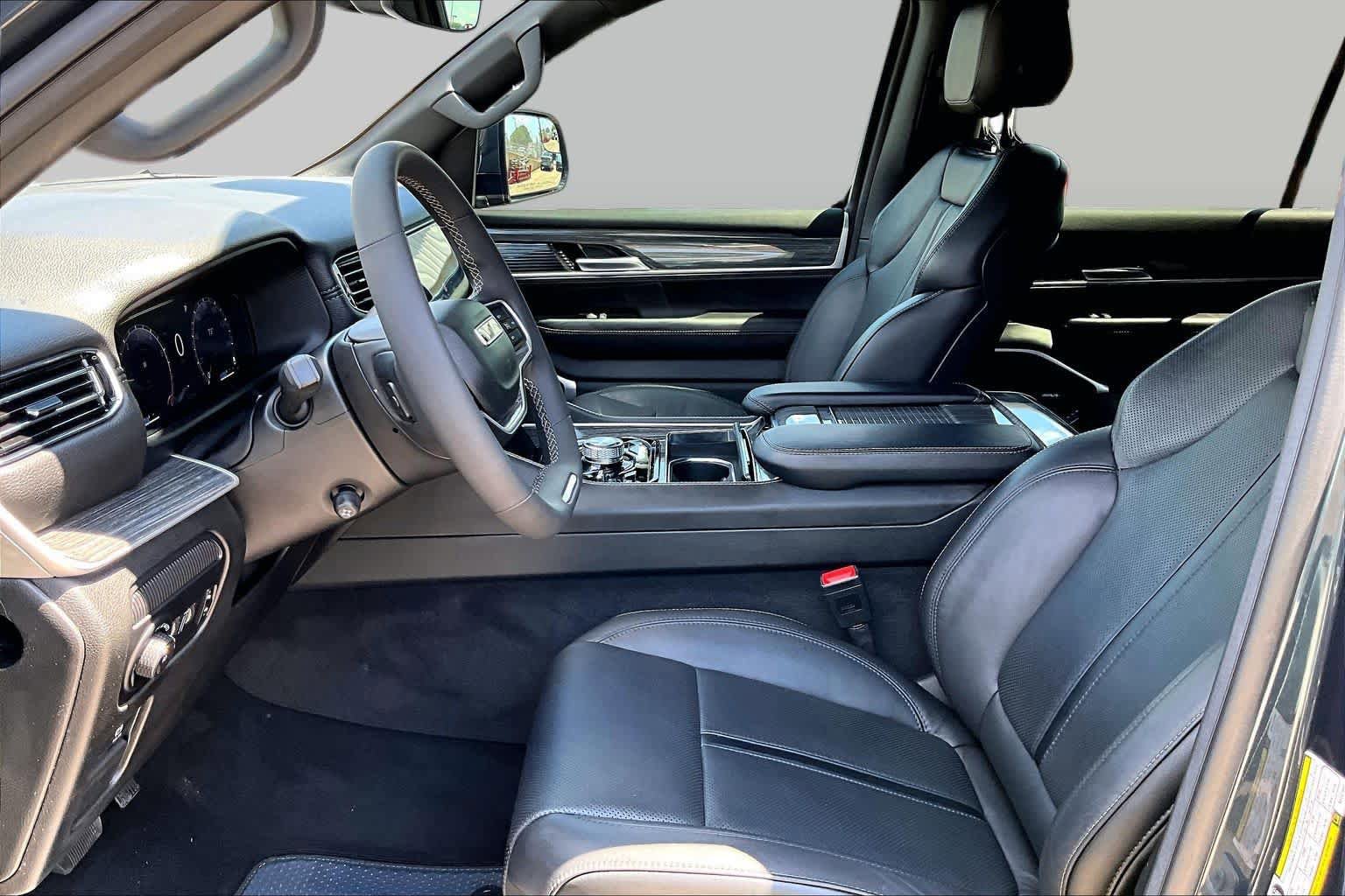Used 2022 Jeep Wagoneer Series III AWD/4WD image 8