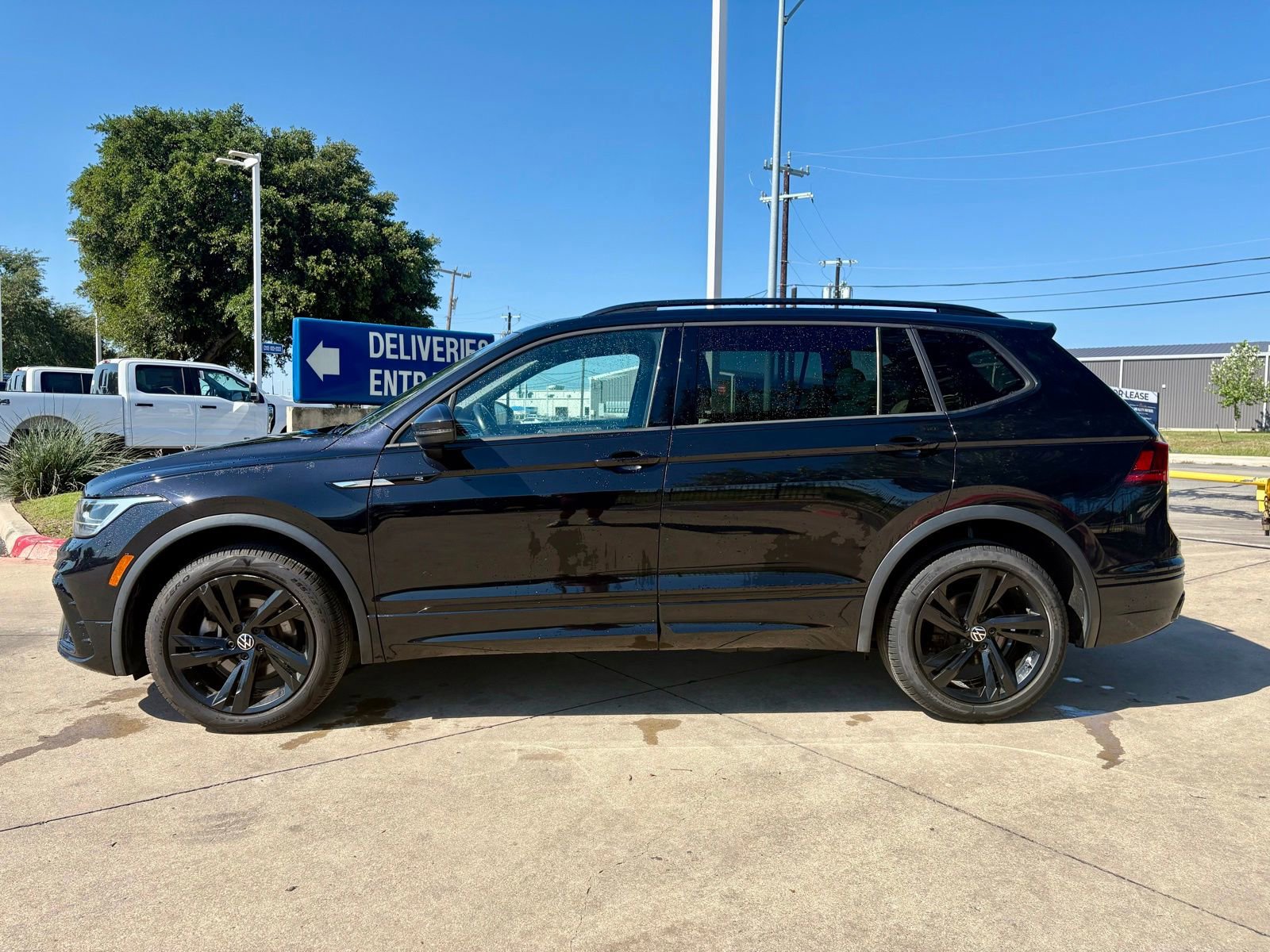 Used 2023 Volkswagen Tiguan SE R-Line AWD/4WD image 7