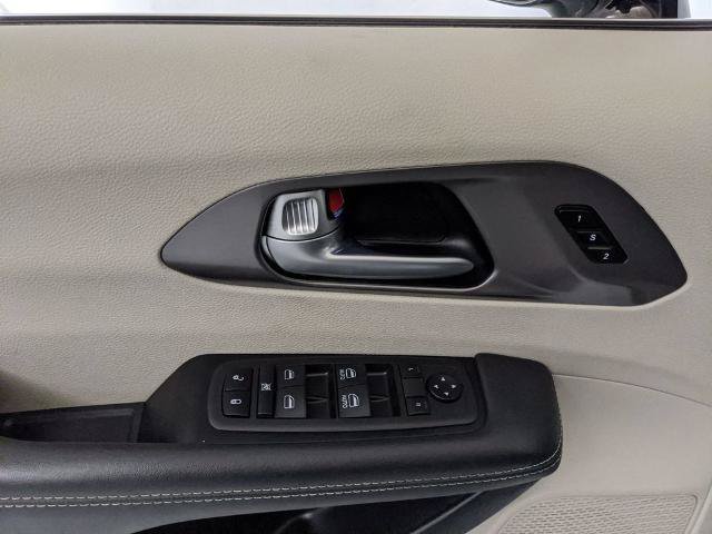 Used 2024 Chrysler Pacifica Touring-L FWD image 15