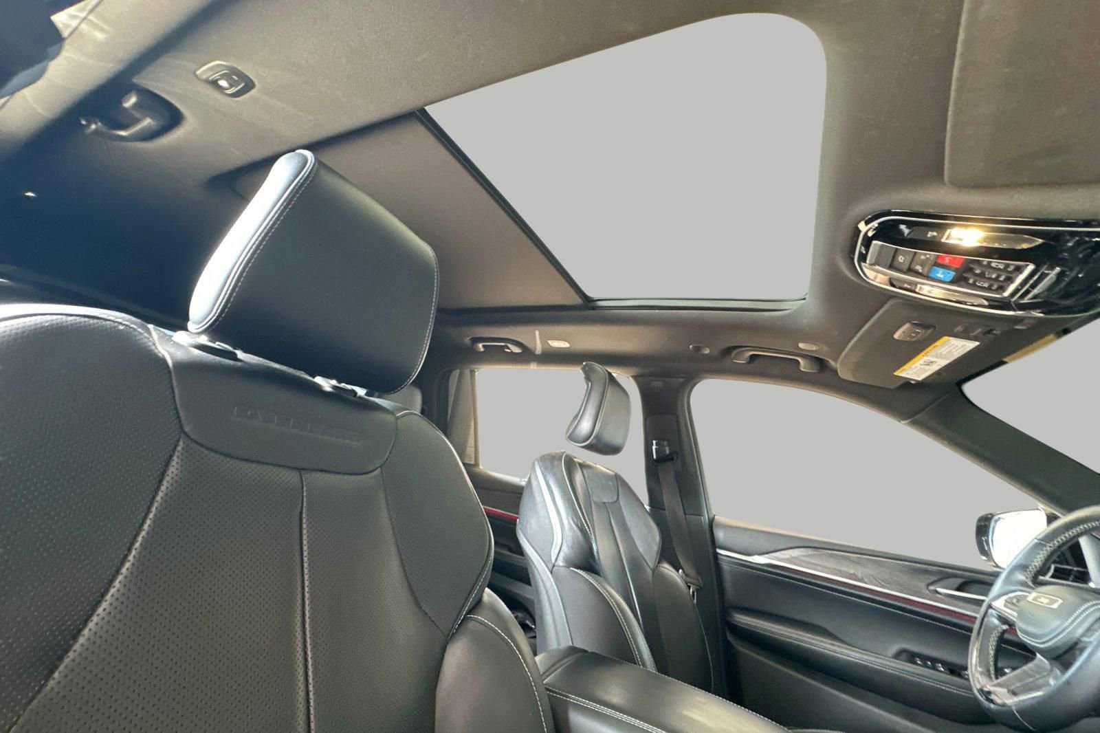 Used 2022 Jeep Grand Cherokee L Overland w/ Advanced Protech Group III image 17