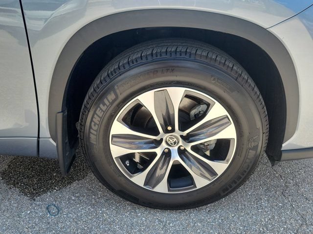 Used 2023 Toyota Highlander XLE FWD image 13