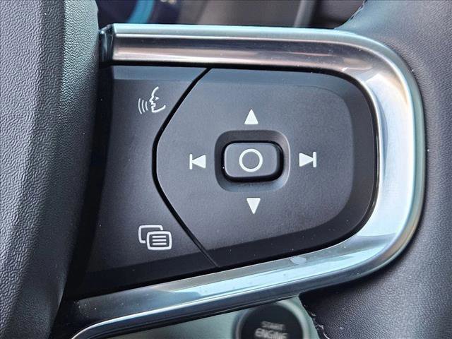 Used 2023 Volvo XC40 B5 Plus image 12