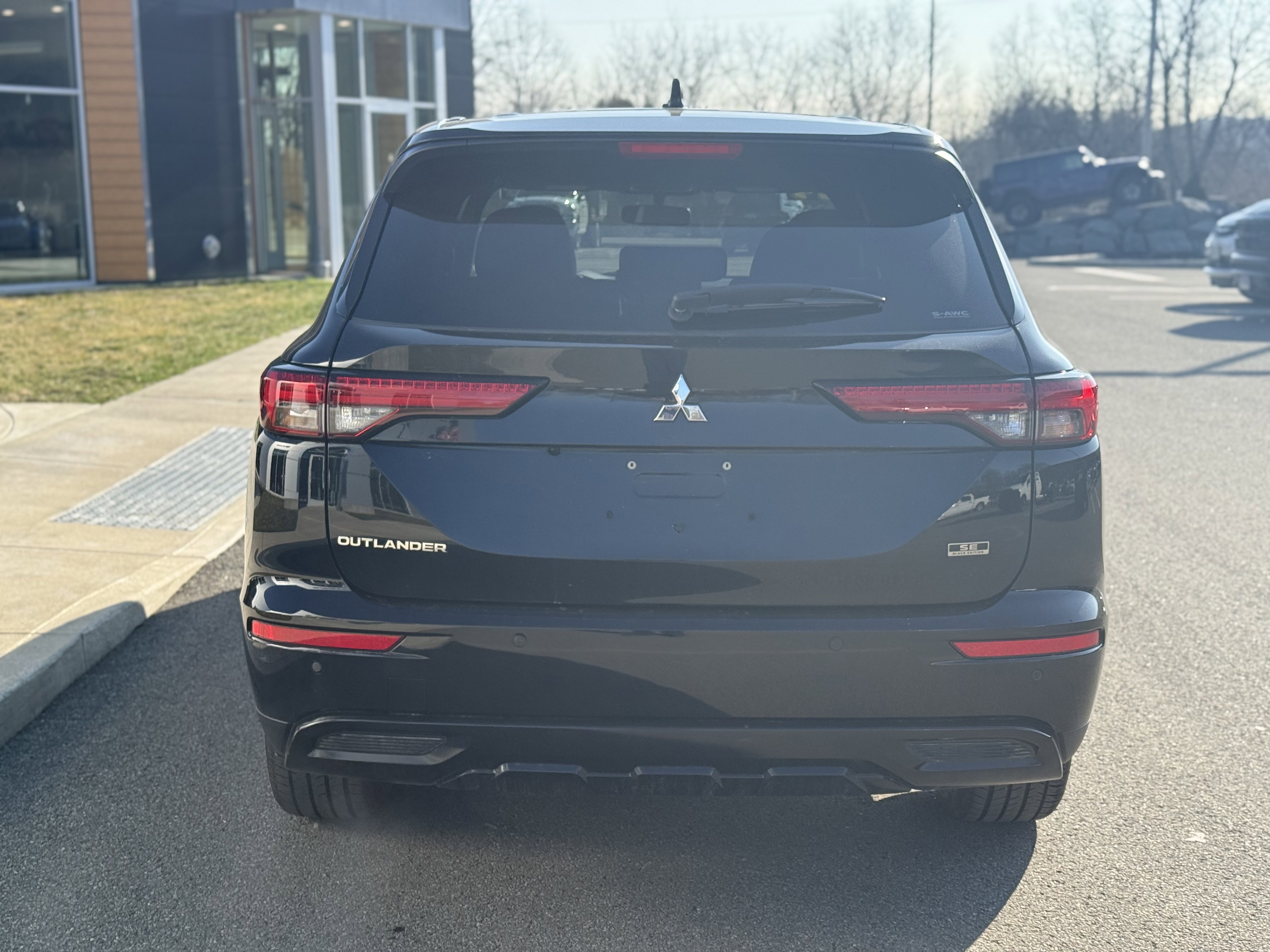 Used 2024 Mitsubishi Outlander AWD image 3