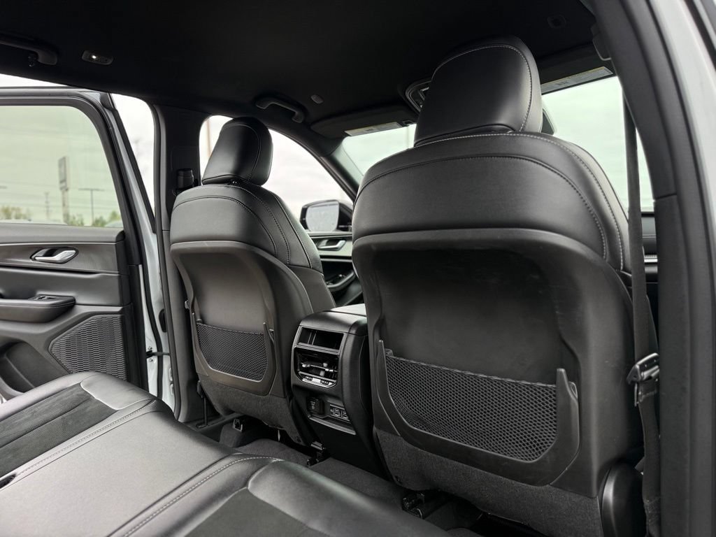 Used 2025 Jeep Grand Cherokee Altitude AWD/4WD image 17