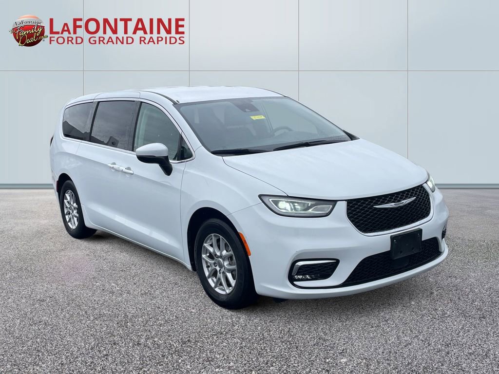 Used 2023 Chrysler Pacifica Touring-L FWD image 3