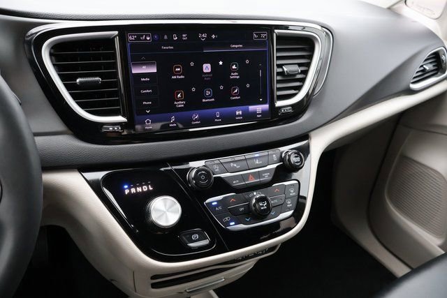 Used 2024 Chrysler Pacifica Touring-L image 30