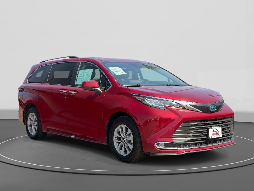 Used 2023 Toyota Sienna XLE FWD image 4