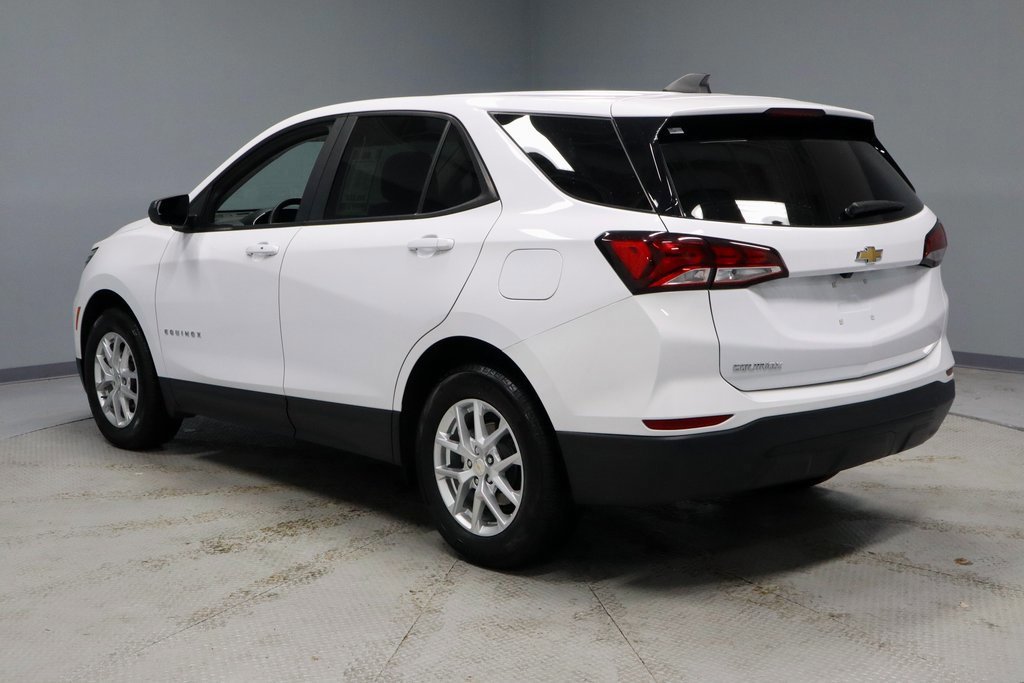 Used 2024 Chevrolet Equinox LS w/ LS Convenience Package image 3