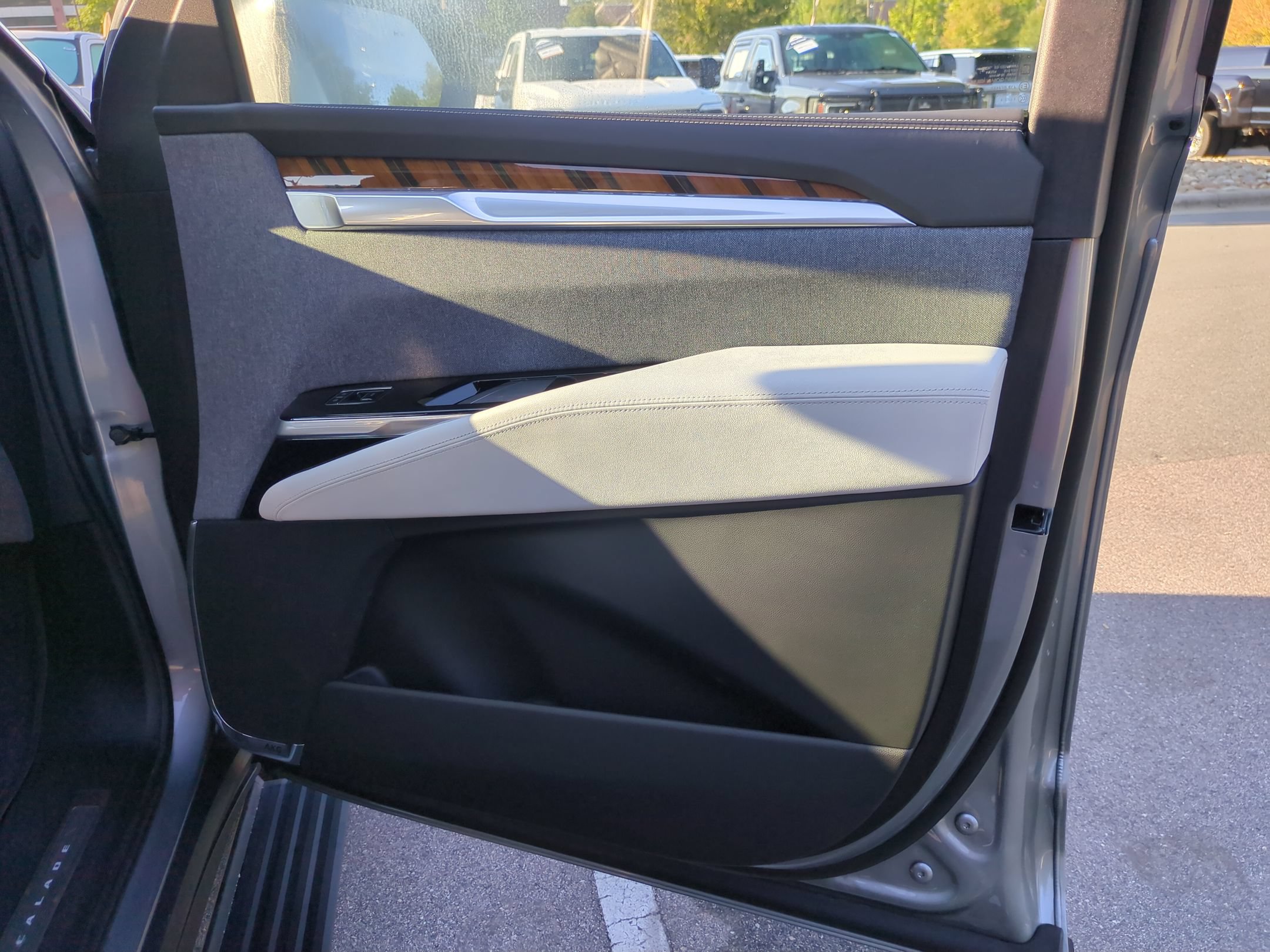 Used 2025 Cadillac Escalade ESV Sport Platinum w/ LPO, Floor Liner Package AWD/4WD image 41