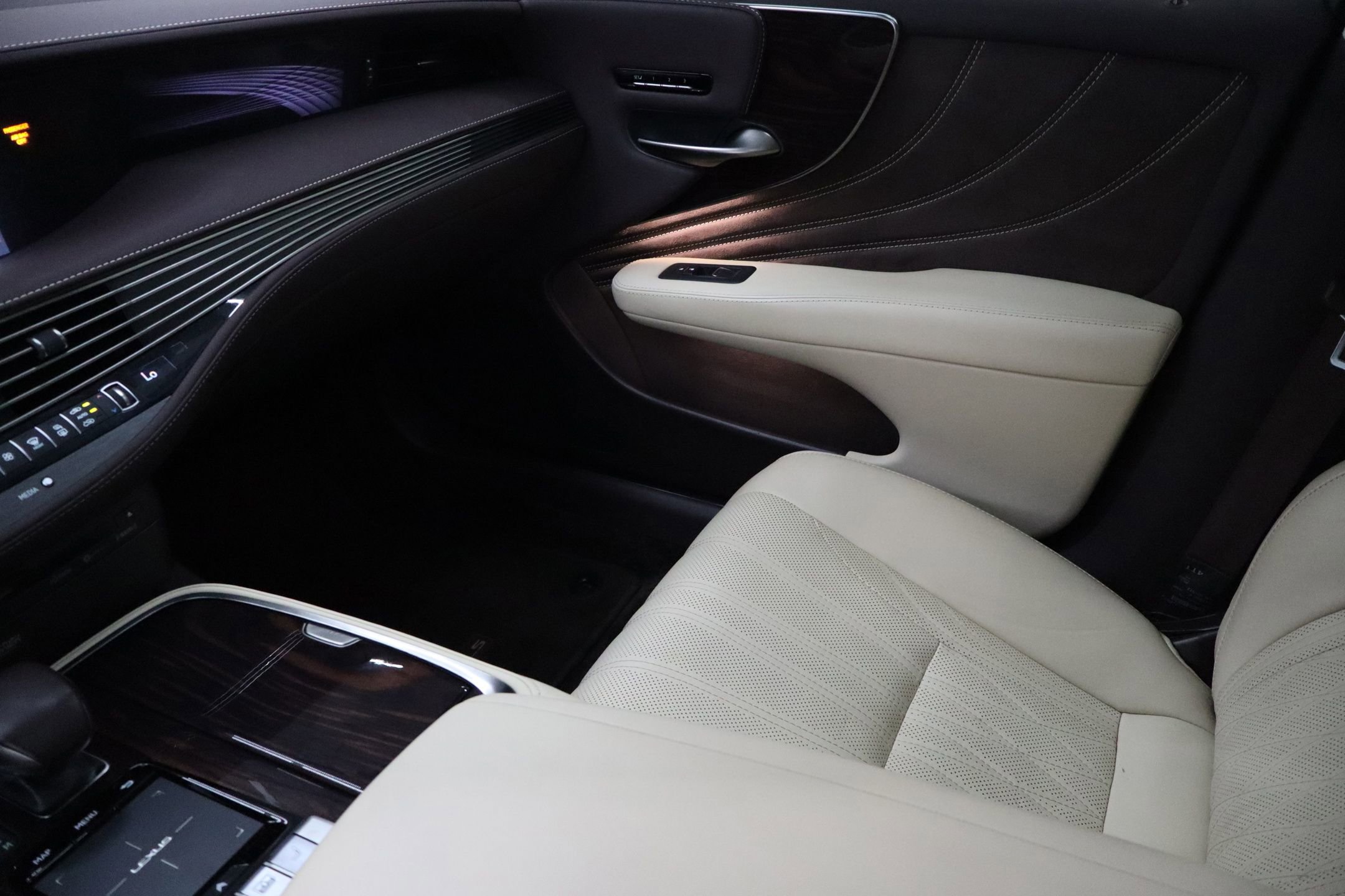 Used 2020 Lexus LS 500 w/ Interior Upgrade Package RWD image 25