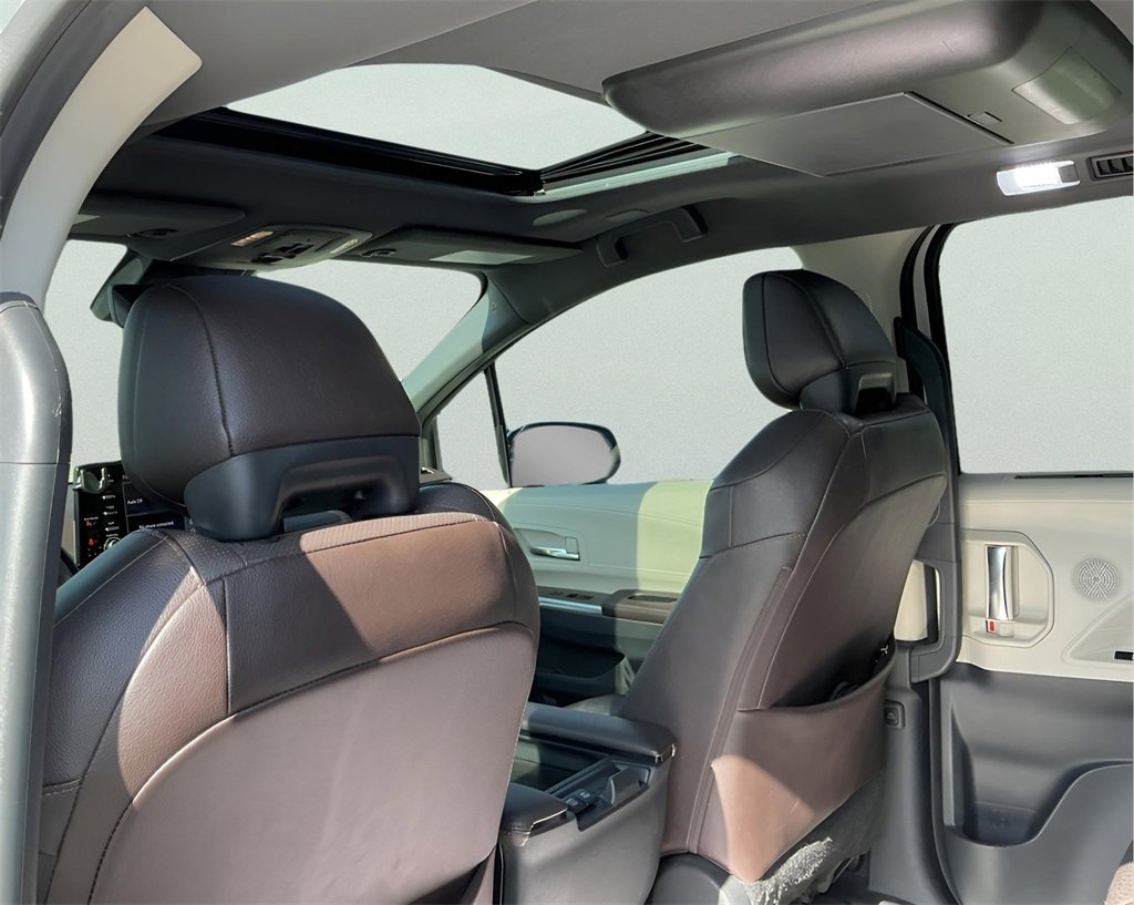 Used 2021 Toyota Sienna Platinum image 35