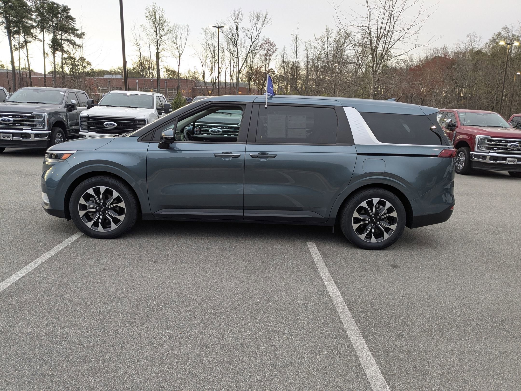 Used 2024 Kia Carnival EX image 2