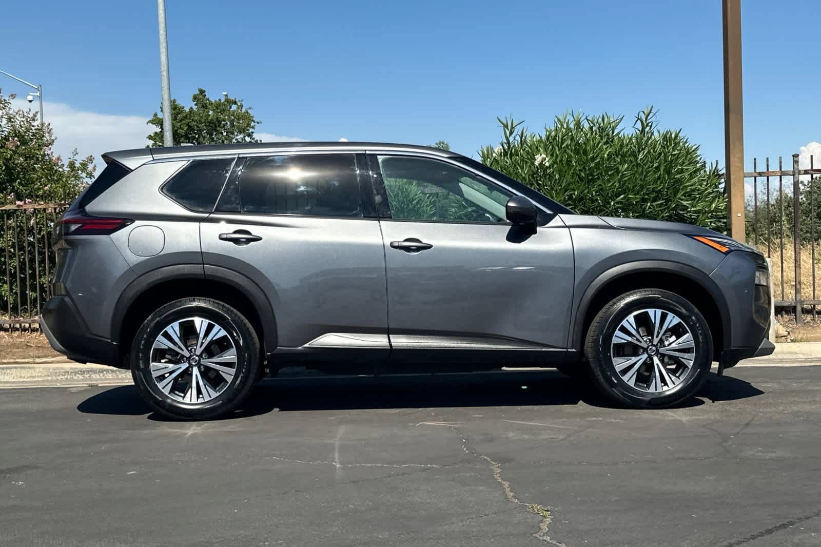 Used 2021 Nissan Rogue SV FWD image 9