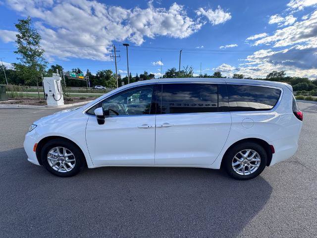 Used 2023 Chrysler Pacifica Touring-L FWD image 6