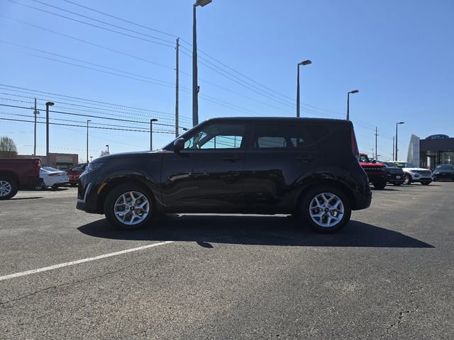Used 2024 Kia Soul LX w/ Option Group 015 FWD image 2