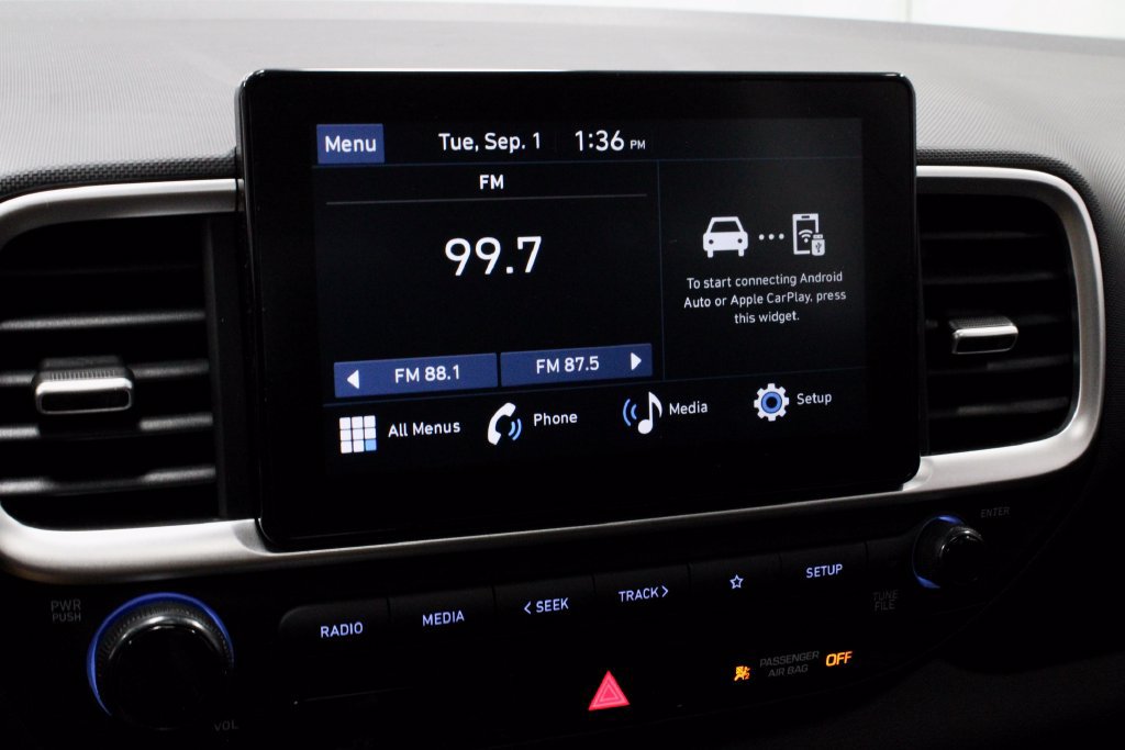 Used 2025 Hyundai Venue SEL FWD image 3