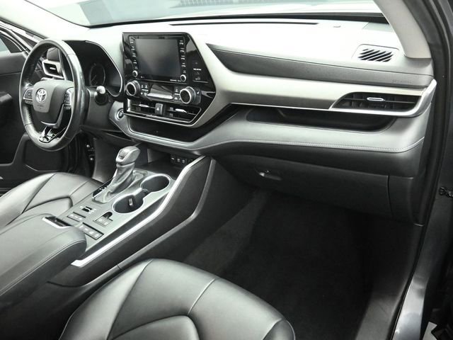 Used 2021 Toyota Highlander XLE AWD/4WD image 30