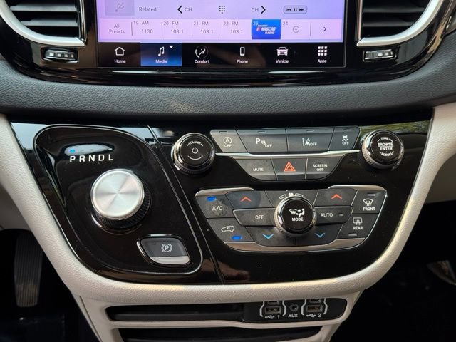 Used 2023 Chrysler Pacifica Touring-L FWD image 16